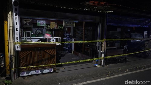 Rumah kontrakan ES, wanita pemilik bar yang dibunuh, di Jalan Patimura, Legian, Kecamatan Kuta, Kabupaten Badung, digaris polisi, Selasa (14/10/2025). (Aryo Mahendro/detikBali).