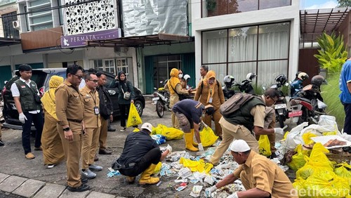Pemkot Mataram tengah membersihkan bahan medis habis pakai yang dibuang di selokan Jalan Sriwijaya, Pagesangan Timur, Kota Mataram, Selasa (14/10/2025)