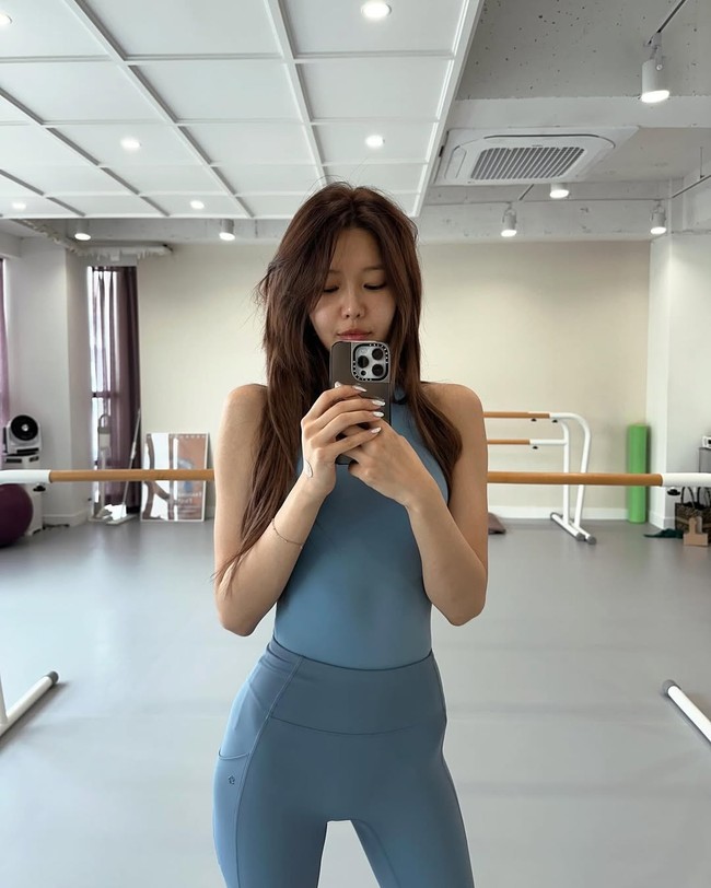 Personel grup KPop SNSD yang juga eksis sebagai aktris, Sooyoung juga sudah memperlihatkan hobi baletnya sejak tahun 2022. Ia bahkan ditunjuk sebagai model untuk brand busana balet ternama di Korea, Mullawear. Foto: Instagram