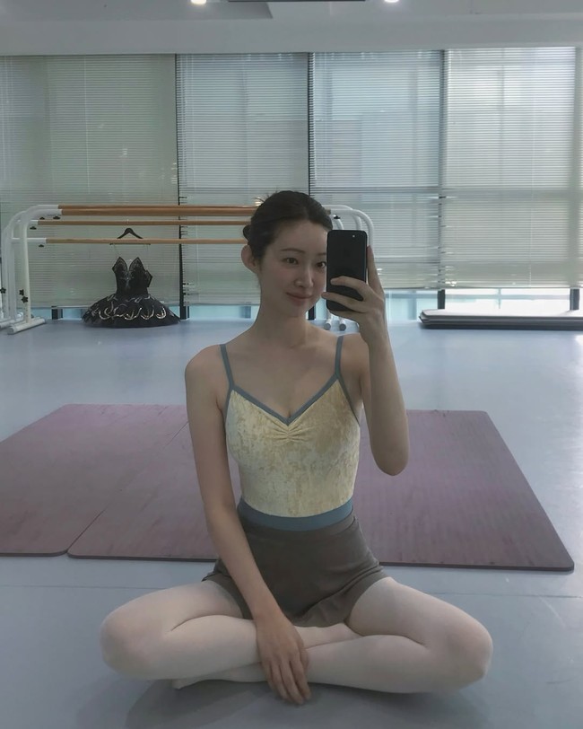 Cha Jung Won juga sering memamerkan mirror selfie saat latihan di studio balet yang viral di kalangan artis Korea. Studio tersebut berlokasi di kawasan Apgujeong, Seoul. Foto: Instagram