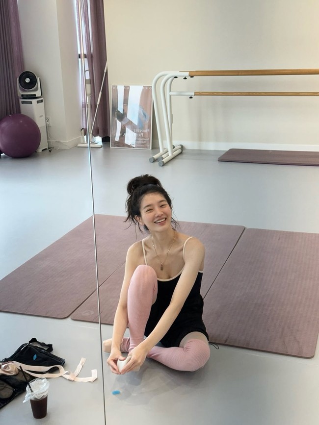 Park Gyu Young sudah belajar balet sejak lima tahun lalu untuk mempertahankan postur tubuh ideal. Bintang drama Korea Squid Game 3 itu bahkan pernah memamerkan kemampuannya di sebuah acara TV. Foto: Instagram