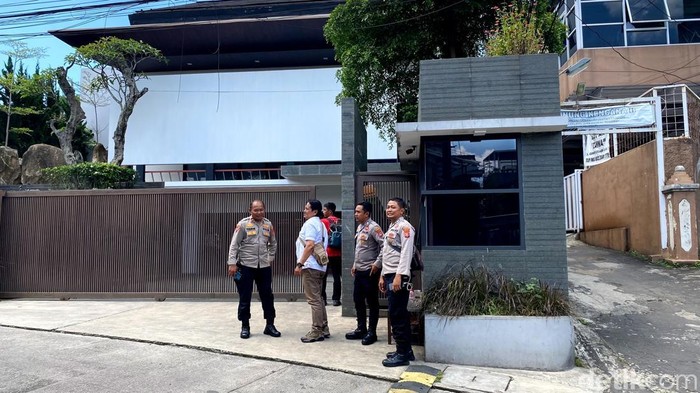 Sejumlah polisi berjaga di rumah Ridwan Kamil