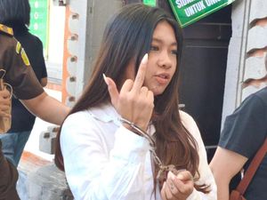 Momen Selebgram Vienna Acungkan Jari Tengah ke Wartawan Usai Divonis Bui