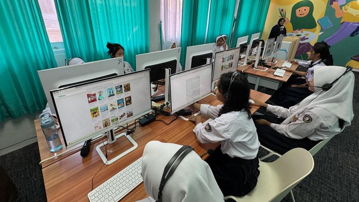 Siswa SMPN 35 Bandung belajar di perpusakaan digital.