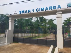 Warganet Ramai Bela Kepsek SMAN 1 Cimarga yang Tegur Siswa Merokok