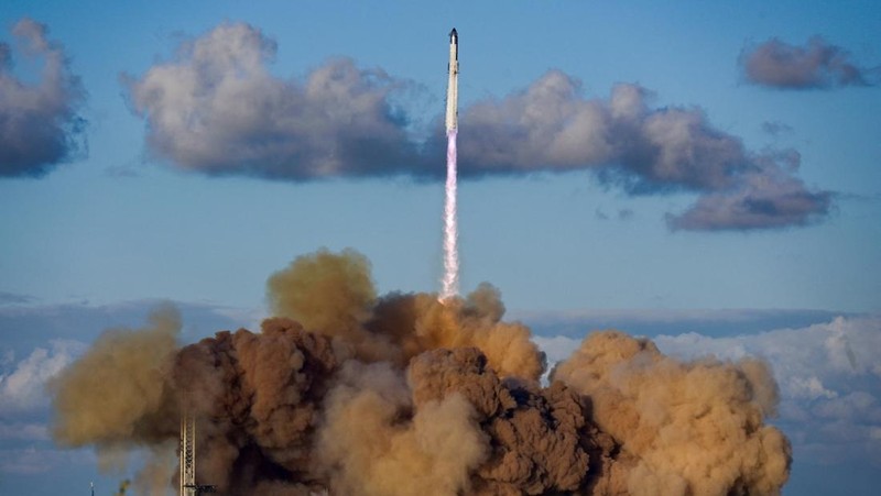 A SpaceX Super Heavy booster carrying the Starship spacecraft lifts off on its 11th test flight at the company's launch pad in Starbase, Texas, U.S., October 13, 2025. REUTERS/Steve Nesius
