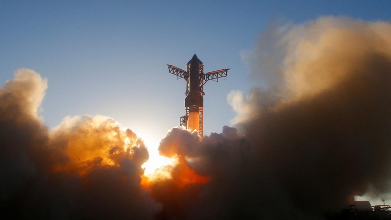 A SpaceX Super Heavy booster carrying the Starship spacecraft lifts off on its 11th test flight at the company's launch pad in Starbase, Texas, U.S., October 13, 2025. REUTERS/Steve Nesius