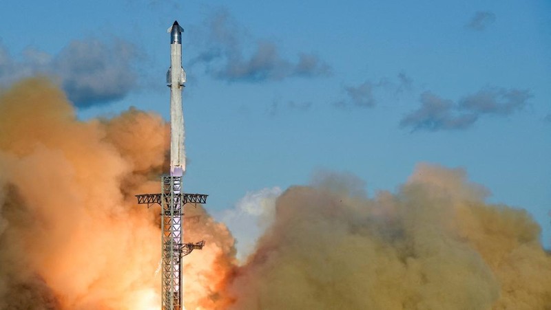 A SpaceX Super Heavy booster carrying the Starship spacecraft lifts off on its 11th test flight at the company's launch pad in Starbase, Texas, U.S., October 13, 2025. REUTERS/Steve Nesius
