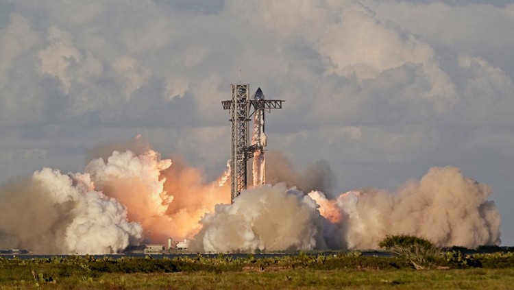 A SpaceX Super Heavy booster carrying the Starship spacecraft lifts off on its 11th test flight at the companys launch pad in Starbase, Texas, U.S., October 13, 2025. REUTERS/Steve Nesius