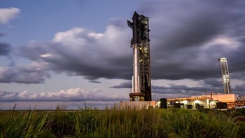 Persiapan wahana antariksa SpaceX Starship saat ia berada di atas roket pendorong Super Heavy saat matahari terbit sebelum uji terbang ke-11 dari kompleks perusahaan di Starbase, Texas, AS, Senin (13/10/2025). Foto: REUTERS/Steve Nesius