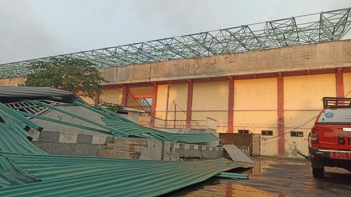Atap Stadion Gelora Penataran Blitar roboh setelah diterjang angin kencang