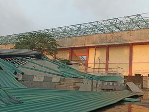 Diterjang Angin Kencang, Atap Stadion Gelora Penataran Blitar Roboh