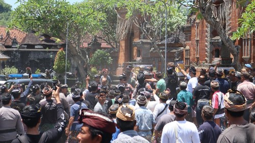 suasana di Desa Adat Bugbug yang sempat bersitegang hingga terjadi aksi saling dorong antar masyarakat, Senin (13/10/2025). (dok. Humas Polres Karangasem)