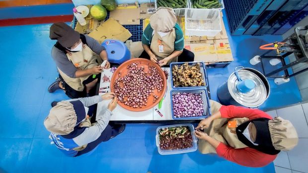Suasana saat relawan mempersiapkan bahan-bahan masakan untuk menu MBG.
