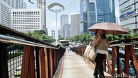 Indonesia juga tengah memasuki masa pancaroba, peralihan dari musim kemarau ke musim hujan yang ditandai cuaca tak menentu.  