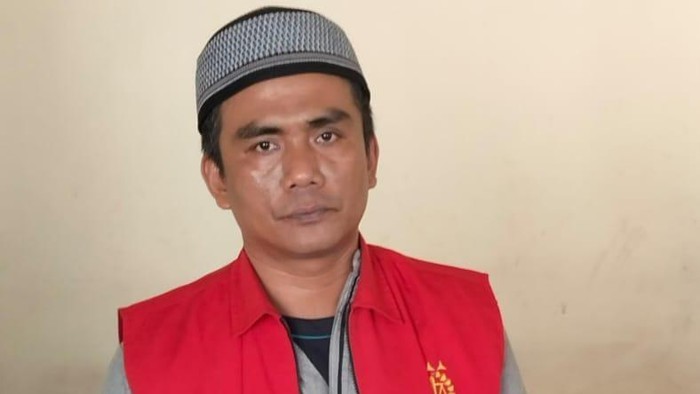 Tampang Rudi, saat menjalani sidang tuntutan atas kasus pembunuhan terhadap temannya.