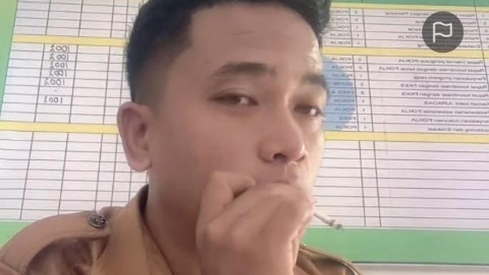 Tangkapan layar perangkat desa di Bone live Tiktok sambil merokok saat jam kerja.