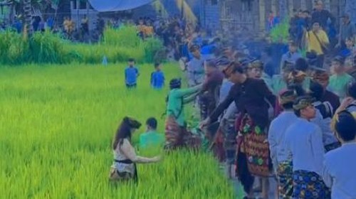 Tangkapan layar video detik-detik keributan dua grup Gendang Belek ketika nyongoolan di Desa Jurit, Kecamatan Pringgasela, Lombok Timur, NTB. (Facebook Wira Bakti)