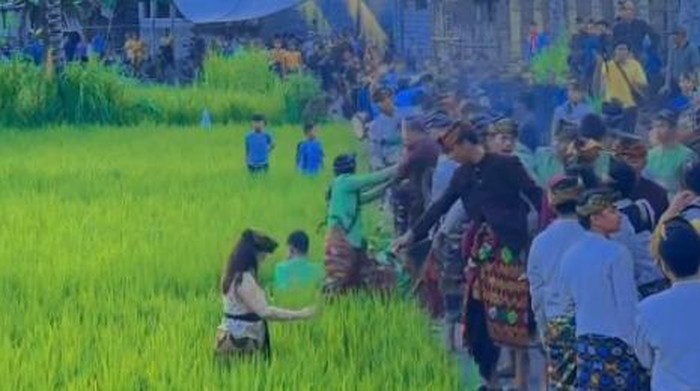 Tangkapan layar video detik-detik keributan dua grup Gendang Belek ketika nyongoolan di Desa Jurit, Kecamatan Pringgasela, Lombok Timur, NTB. (Facebook Wira Bakti)