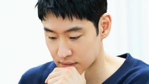 Lee Je Hoon balik lagi memerankan Kim Do Ki. Siap mengungkap deretan kejahatan di Taxi Driver 3. Begini seriusnya Lee Je Hoon saat baca skrip perdana. (Foto: dok. SBS)