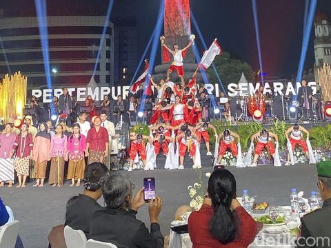 Teatrikal Pertempuran Lima Hari di Semarang, di Tugu Muda, Kota Semarang, Selasa (14/10/2025) malam.