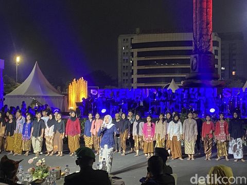 Teatrikal Pertempuran Lima Hari di Semarang, di Tugu Muda, Kota Semarang, Selasa (14/10/2025) malam.