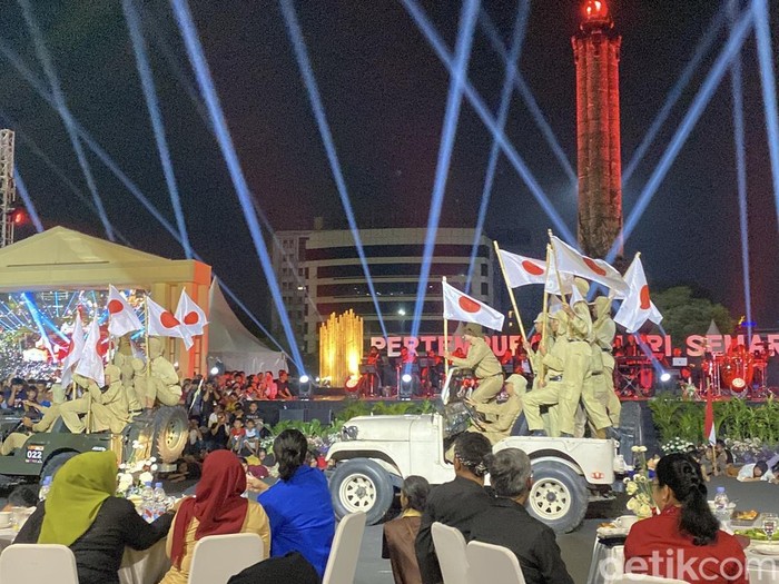 Teatrikal Pertempuran Lima Hari di Semarang, di Tugu Muda, Kota Semarang, Selasa (14/10/2025) malam.