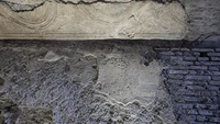 Hiasan dinding terlihat di dalam lorong. Nama terowongan ini diambil dari Kaisar Commodus, pemimpin tiran yang memerintah dari tahun 177 hingga 192 Masehi. Ia bahkan hampir dibunuh di lowong bawah tanah tersebut. Foto: Simona Murrone/Archaeological Park of the Colosseum).