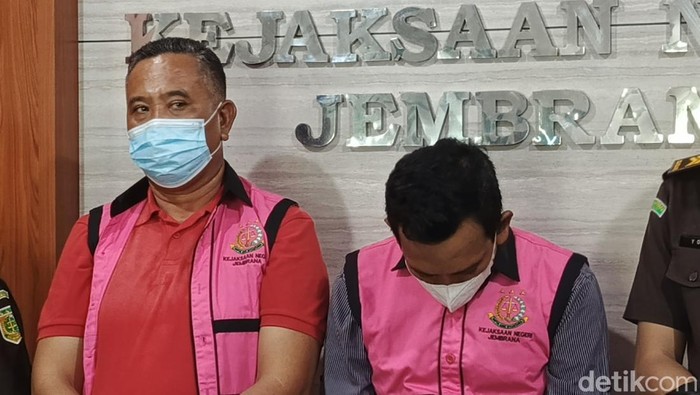 Dua tersangka kasus korupsi Dana Bantuan Revitalisasi SMKM 2 Negara Ahmat Muhtar (kanan) dan I Kade Sudiarsa (kiri), saat proses pelimpahan kasus kepada Kejaksaan Negeri (Kejari) Jembrana Selasa (14/10/2025).