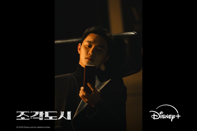 Untuk memerankan karakter villain, D.O. EXO tampil total. Pemilik nama asli Do Kyung Soo itu kembali mewarnai rambutnya hitam dan melakukan perm agar terlihat keriting usai mempelajari villain di film dan serial dokumenter. Foto: dok. Disney+