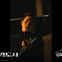 Untuk memerankan karakter villain, D.O. EXO tampil total. Pemilik nama asli Do Kyung Soo itu kembali mewarnai rambutnya hitam dan melakukan perm agar terlihat keriting usai mempelajari villain di film dan serial dokumenter. Foto: dok. Disney+