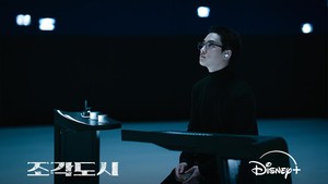 Sepanjang cerita The Manipulated, Yo Han jadi mastermind di banyak kejahatan. Alasannya baru akan terungkap setelah drama ini tayang nanti. (Foto: dok. Disney+)