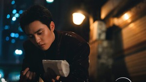 Di The Manipulated, Doh Kyung Soo memerankan pria bernama Ahn Yo Han. Dia merupakan CEO dari sebuah layanan pengamanan orang-orang kaya dengan hobi aneh: menciptakan kejahatan untuk memunculkan penjahat baru. (Foto: dok. Disney+)