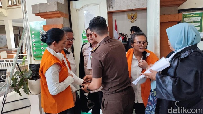 Tiga wanita terdakwa kasus penganiayaan terhadap pria bertato menjalani sidang tuntutan di PN Denpasar, Selasa (14/10/2025).