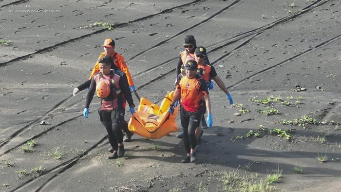 Tim SAR saat mengevakuasi jasad korban yang ditemukan di Pantai Kongsi, Sukabumi