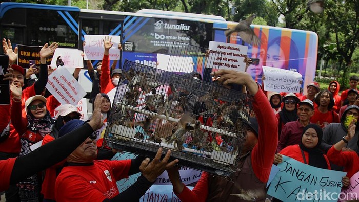 Tolak Penggusuran, Pedagang Pasar Barito Demo di Balai Kota Jakarta Para pedagang yang tergabung dalam Solidaritas Usaha Rakyat Aliansi Barito Tolak Otoriter (Suara Barito) menggelar aksi di depan Balai Kota DKI Jakarta, Selasa (14/10/2025).