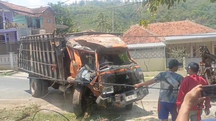 Truk alami kecelakaan di Nagreg