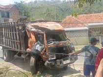 Sapi Berlarian Saat Truk yang Mengangkutnya Terguling di Nagreg Bandung