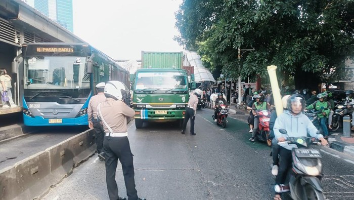 Truk Mogok di Tanjung Duren Dievakuasi