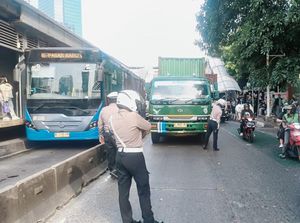 Truk Mogok di Tanjung Duren Dievakuasi, Lalin Kembali Normal