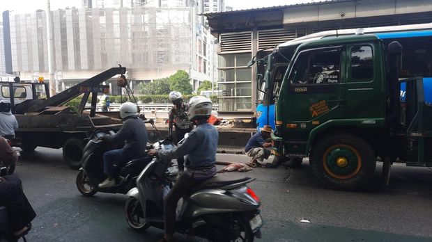Truk Mogok di Tanjung Duren Dievakuasi