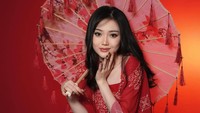 Vanessa Khong mengaku hidupnya berat dan kosong selama ini tanpa Indra Kenz. Tapi aku juga bersyukur aku dikasih keluarga yang solid dan luar biasa, aku punya daddy, mommy, papa, mama, brothers , sister. Orang-orang yang nggak pernah berhenti support dan sayang aku, bahkan di masa tergelap, tulisnya. (Foto: dok Instagram vanessakhongg)