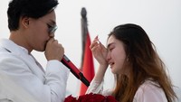 Vanessa Khong merasa ulang tahunnya empat tahun belakangan ini gak lengkap tanpa kekasihnya, Indra Kenz, di sisi. Dari kemarin, air mata nggak berhenti jatuh. Ini tahun keempat aku ngerayain ulang tahun dalam keadaan yang belum lengkap, 4 tahun lebih tanpa @indrakenz di sampingku, tulisnya. Indra Kenz lagi dipenjara akibat kasus menyebarkan berita bohong dan menyesatkan yang mengakibatkan kerugian konsumen dalam Transaksi Elektronik dan Pencucian Uang. (Foto: dok Instagram vanessakhongg)
