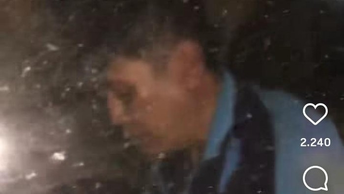 Tangkapan layar memperlihatkan seorang pria tertunduk lesu di dalam mobil polisi. Pria ini viral dinarasikan maling onthel di Kalioso, Boyolali. Foto diunggah Selasa (14/10/2025).