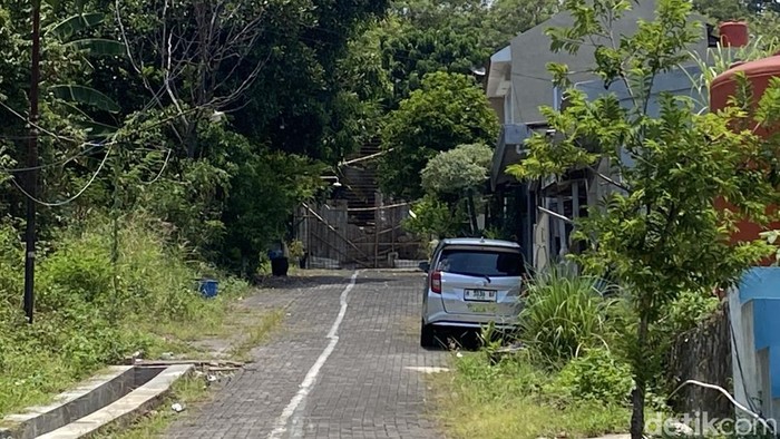 Suasana sekitar rumah Ari Setiawan di Jalan Sinar Waluyo, Kelurahan Kedungmundu, Kecamatan Tembalang yang masih diblokir, Selasa (14/10/2025).