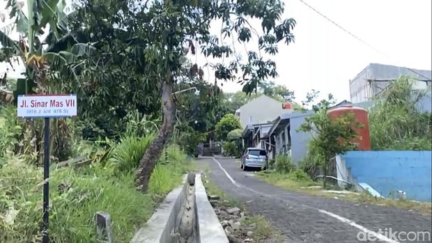 Suasana sekitar rumah Ari Setiawan di Jalan Sinar Waluyo, Kelurahan Kedungmundu, Kecamatan Tembalang yang masih diblokir, Selasa (14/10/2025).