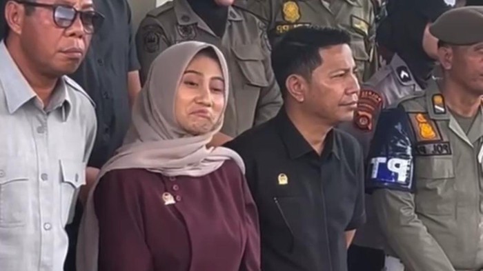 Viral Ketua Komisi III DPRD Gorontalo Utara Dheninda Chaerunnisa diduga mengejek demonstran dengan gestur mencibir.