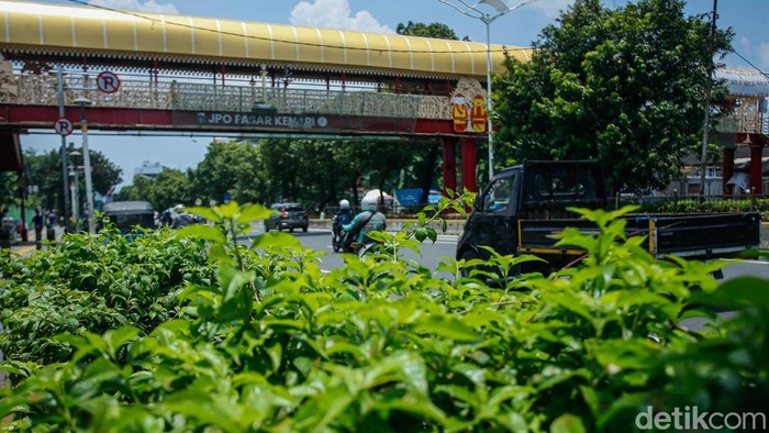 Wajah Baru JPO Kenari dengan Sentuhan Betawi Warga tampak beraktivitas di Jembatan Penyeberangan Orang (JPO) Kenari, Jakarta, Selasa (14/10/2025).