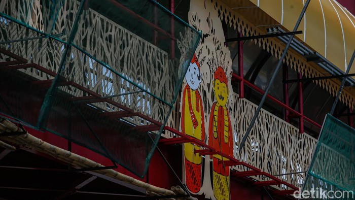 Wajah Baru JPO Kenari dengan Sentuhan Betawi Warga tampak beraktivitas di Jembatan Penyeberangan Orang (JPO) Kenari, Jakarta, Selasa (14/10/2025).