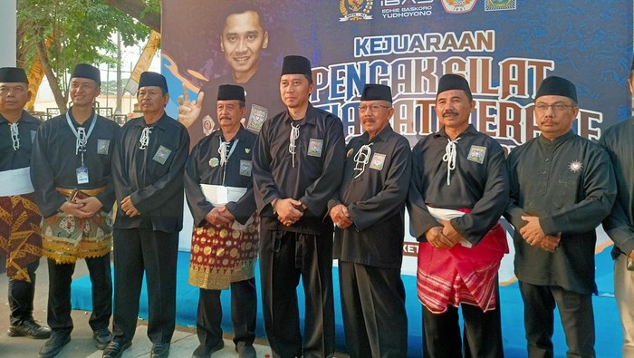 Wakil Ketua MPR RI, Edhie Baskoro Yudhoyono (Ibas) bersama pengurus PSHT